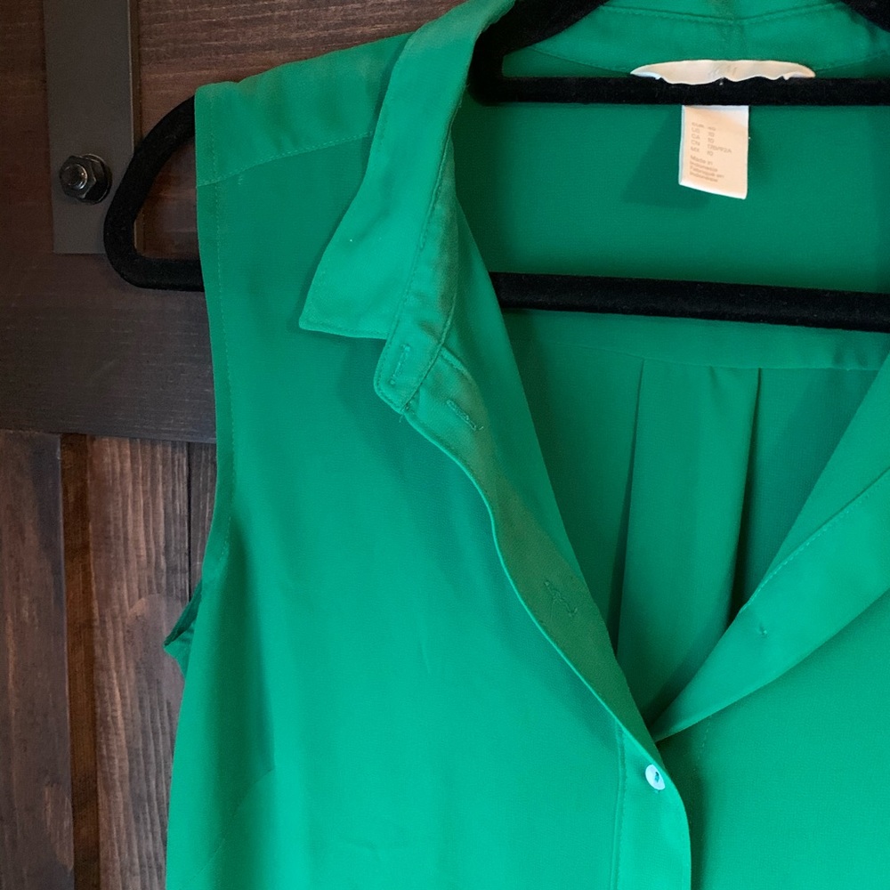 Sleeveless button up top